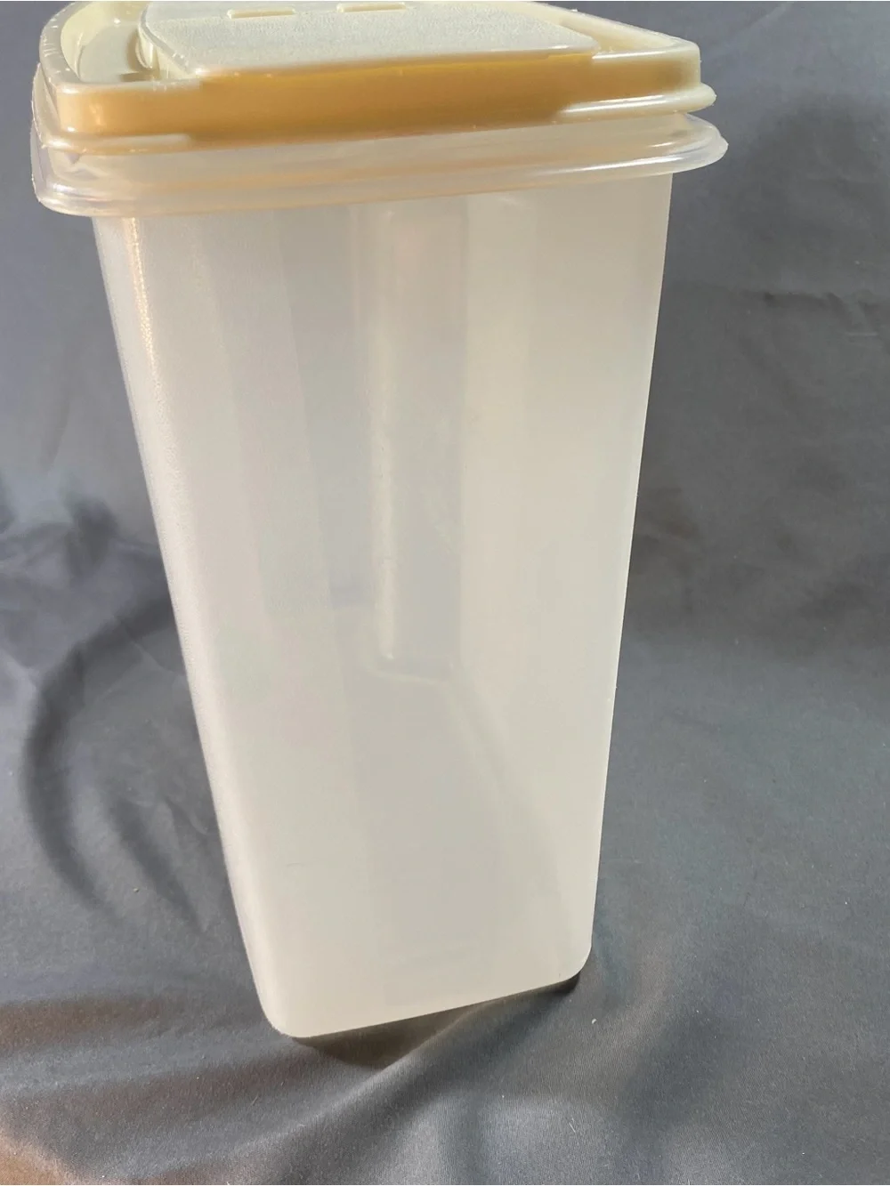 Rubbermaid #2 - 1.3 gallon Servin’ Saver Food Saver, Camping, Almond Lid